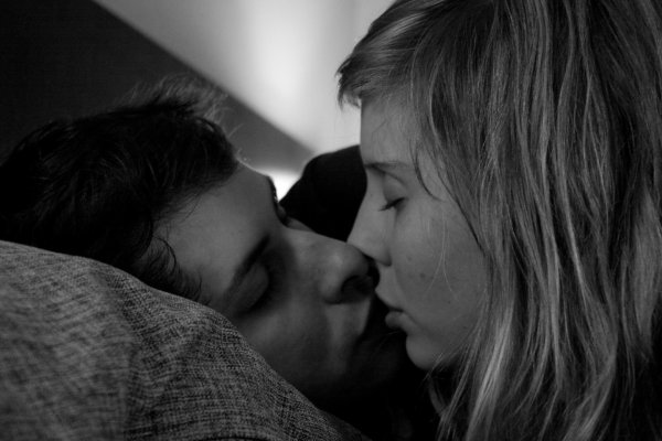 девушка целует парня