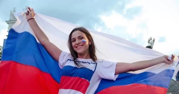 девушка с русским флагом