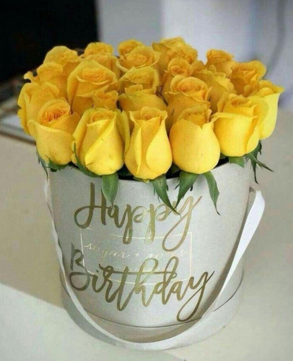 желтые розы в коробке