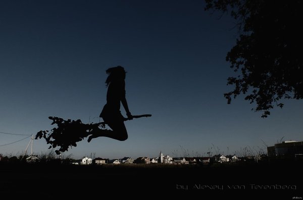 девушка на метле