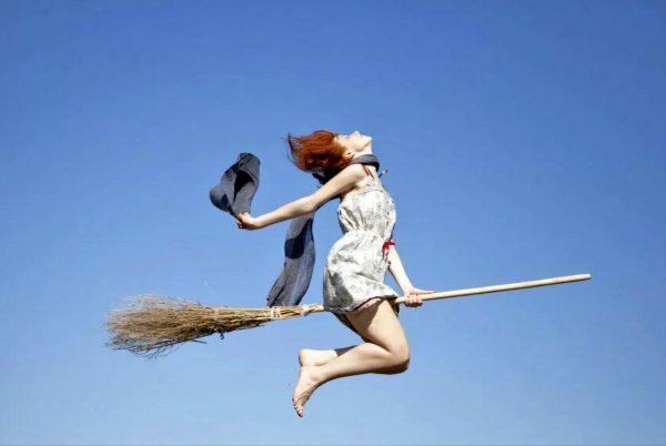 дама на метле
