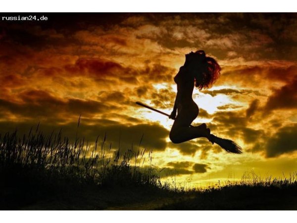 девушка на метле