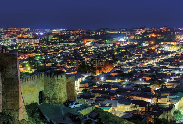 крепость нарынкала в дербенте ночью