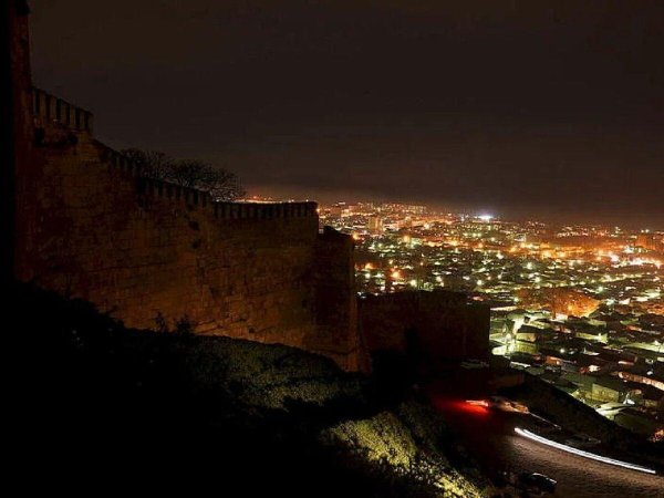 крепость нарынкала в дербенте ночью