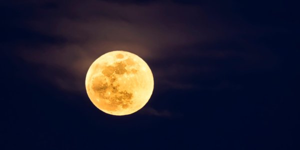 луна желтая