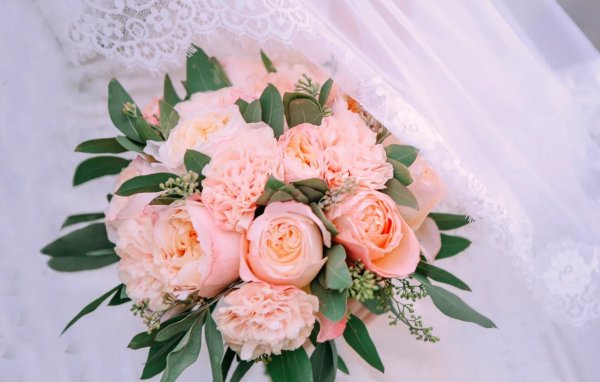 свадебный букет из пионовидной розы