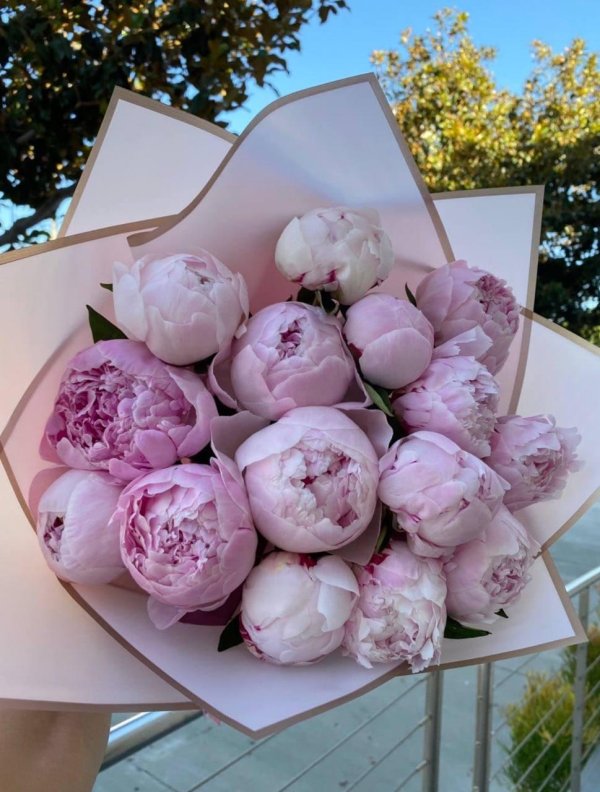 сборный букет с пионами