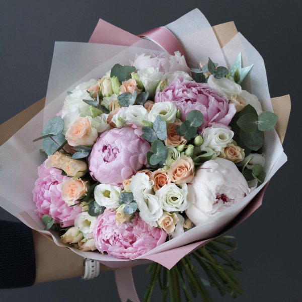 сборный букет с пионами