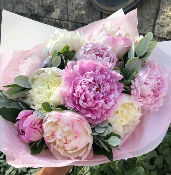 сборный букет с пионами