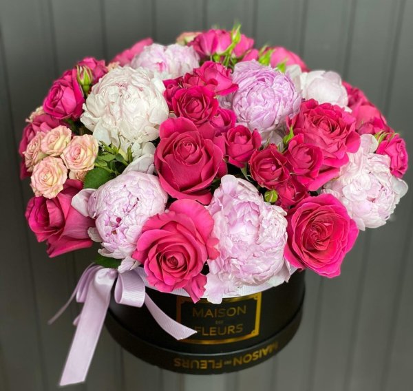 розы с пионами