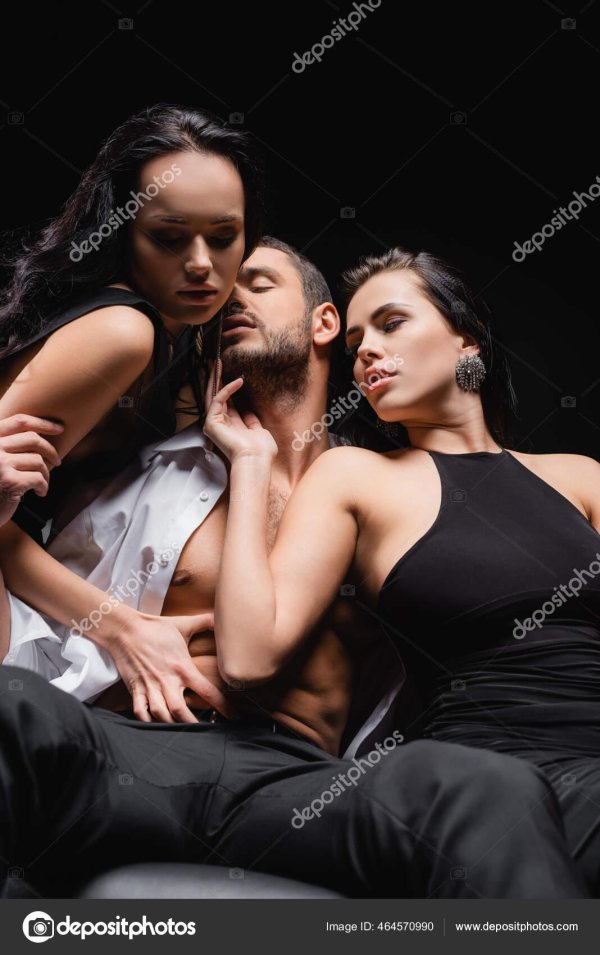 парень ублажает двух красоток