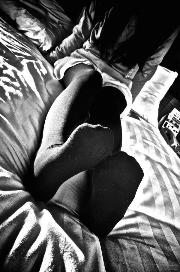 ноги девушки на кровати