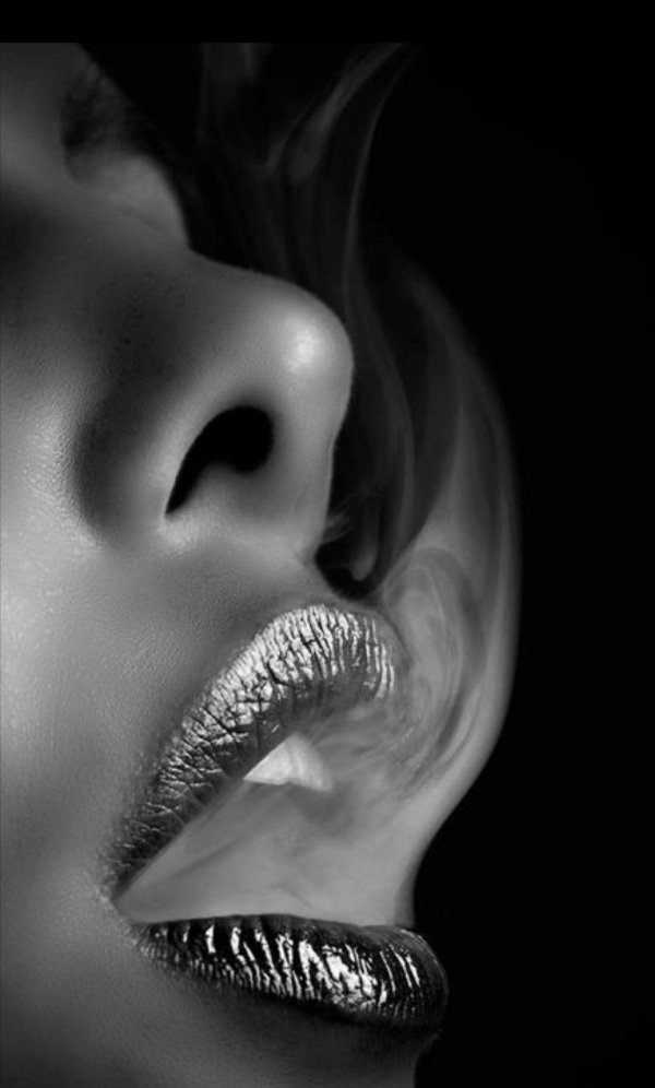 губы черно белые