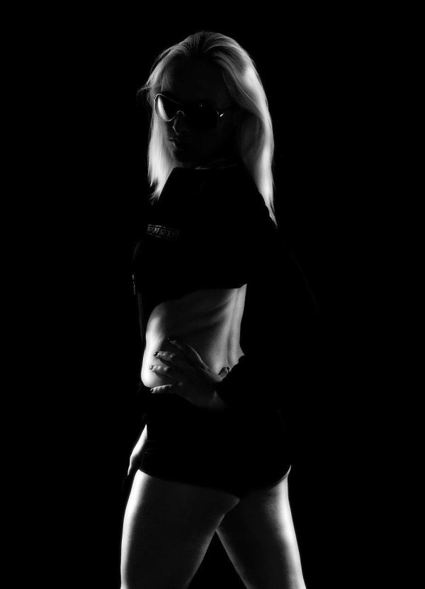 женское тело на черном фоне