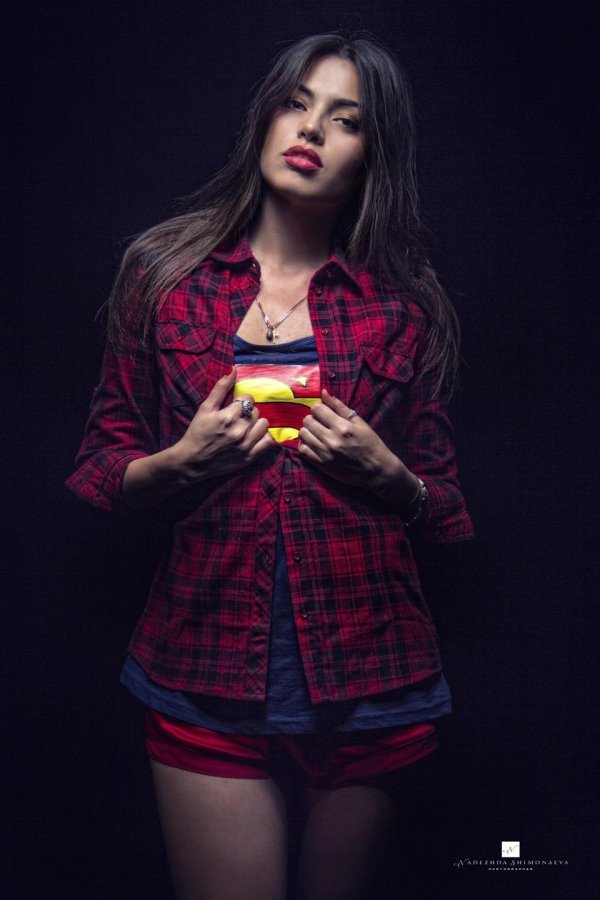 девушки в футболках супергероев