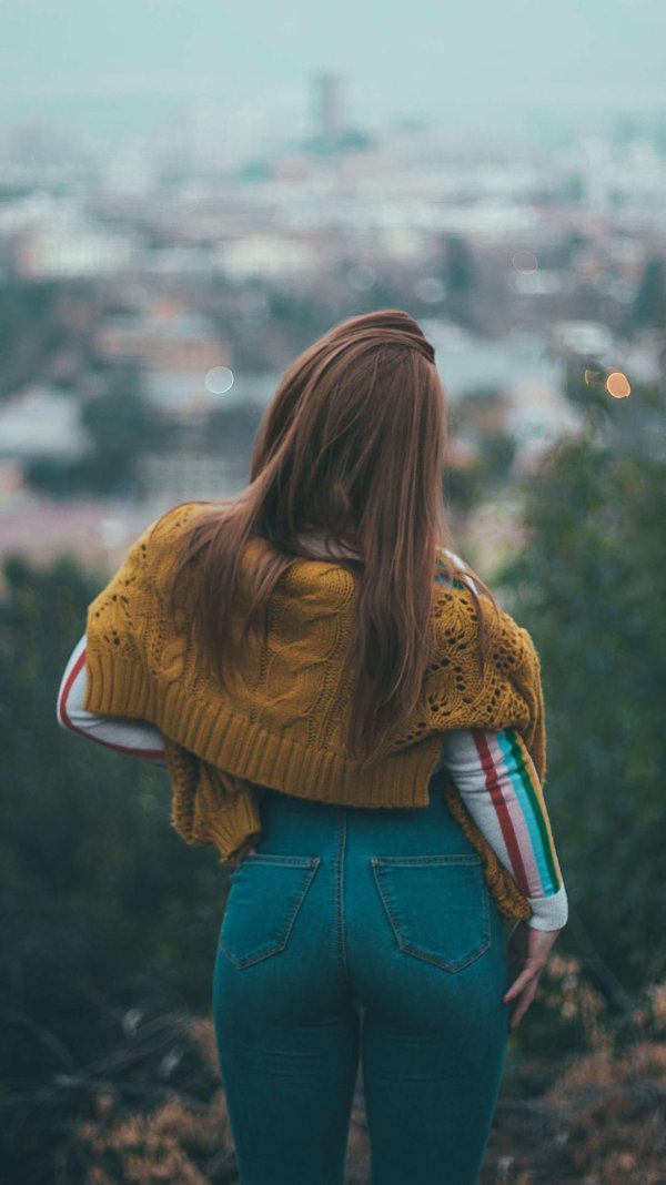 девушки стоящие спиной