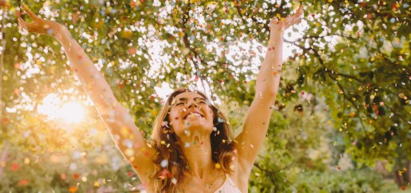 девушка радуется