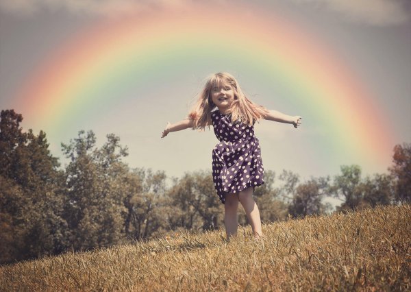 под радугой