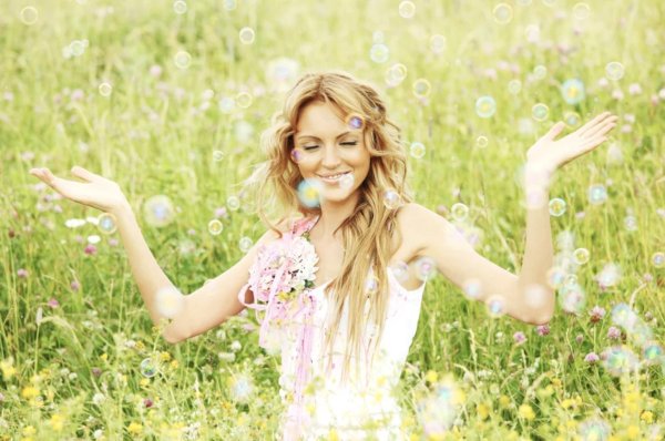 жизнерадостная девушка