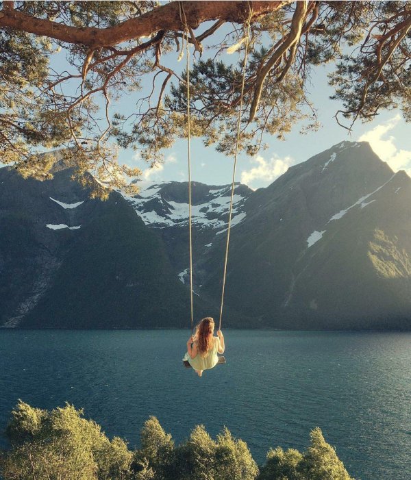 качели над морем