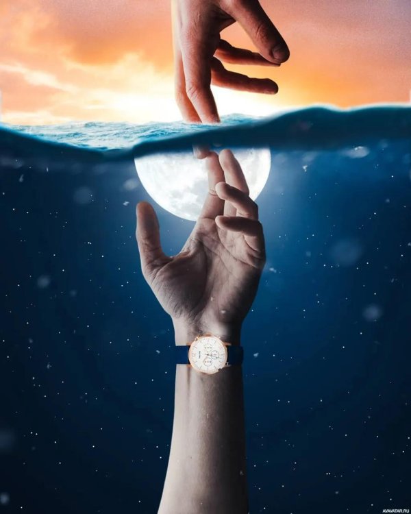 протягивает руку