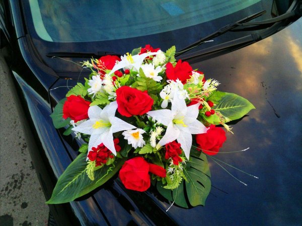 свадебное украшение на машину