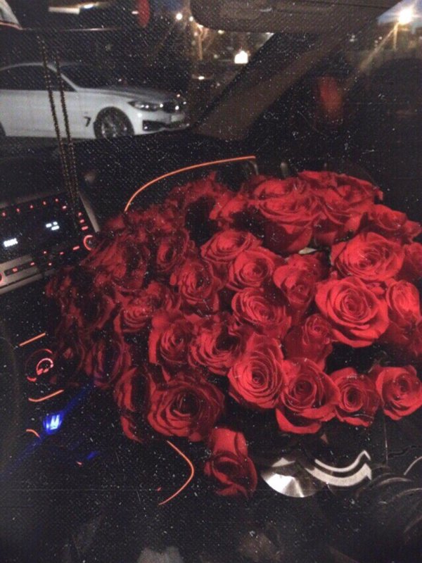 машина с цветами