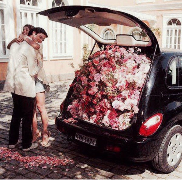 автомобиль с цветами