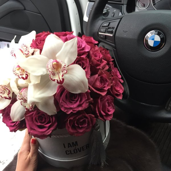 букет цветов на машине