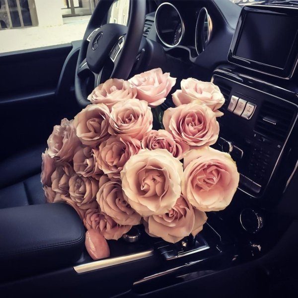 цветы в салоне машины