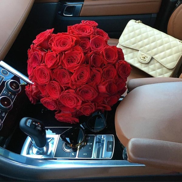 букет цветов в салоне машины