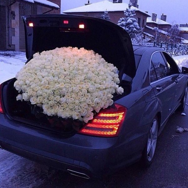 машина с цветами