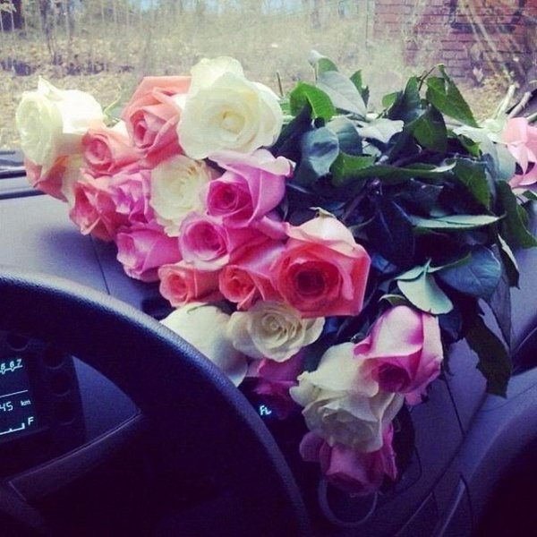 букет в салоне автомобиля