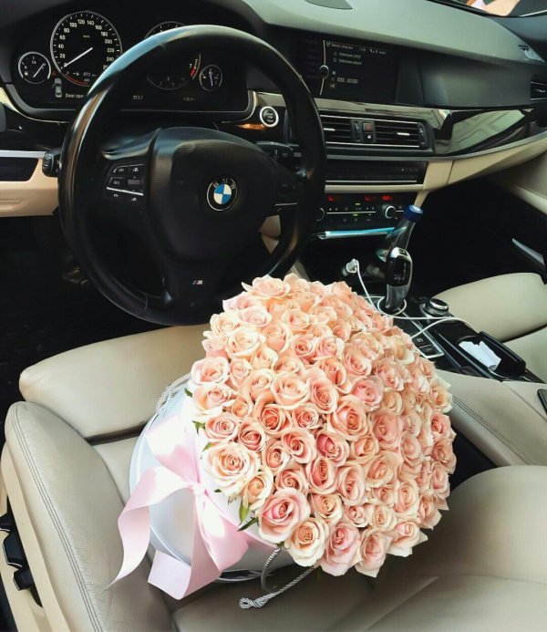 автомобиль с цветами