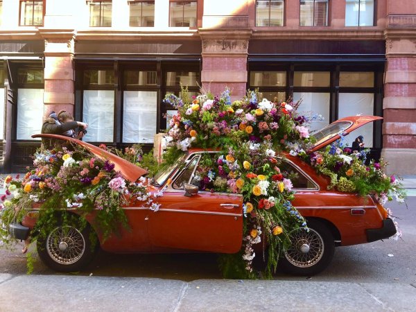 автомобиль с цветами