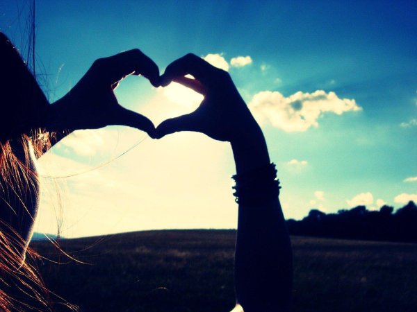 руками сердечко