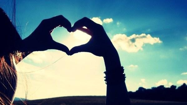 руками сердечко