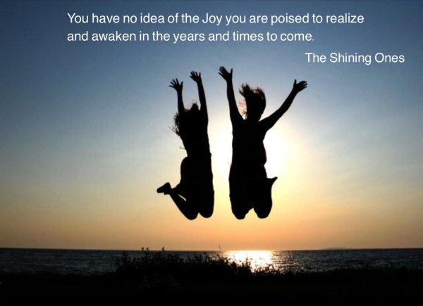 подруги в прыжке