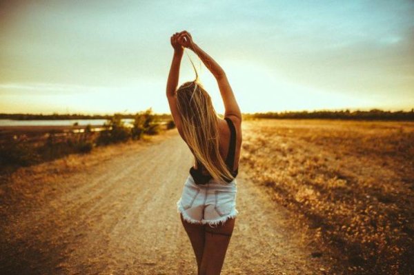 красивая девушка спиной