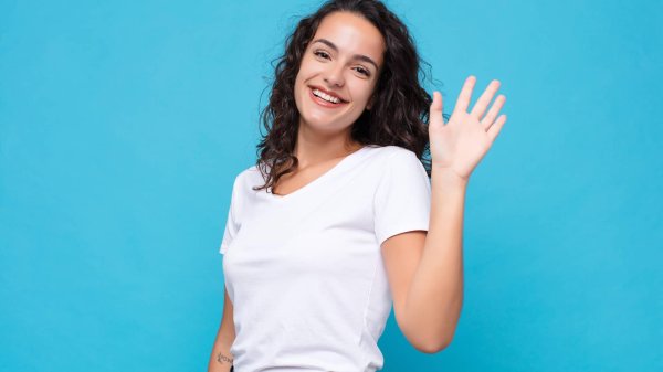 девушка показывает пальцем