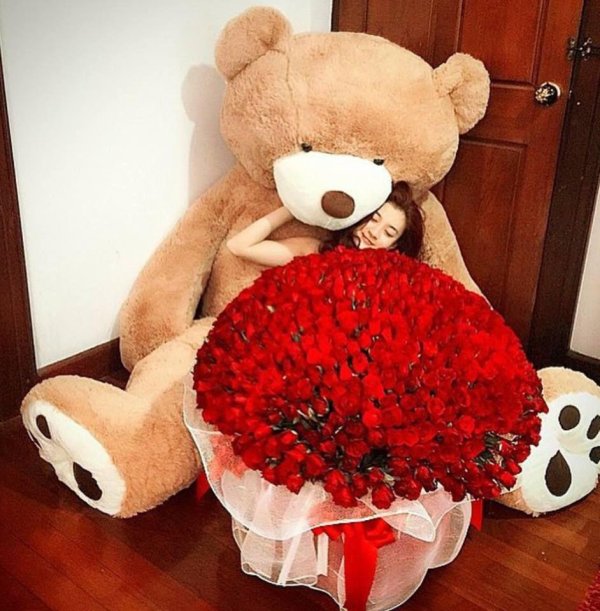 большой букет роз и мишка
