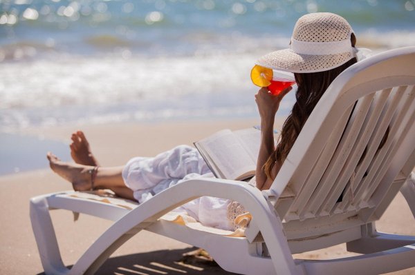 девушка в шезлонге