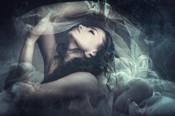 душат красивых девушек