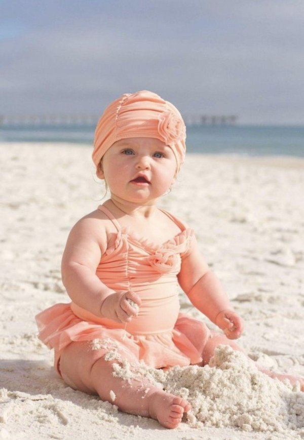 малыш на море