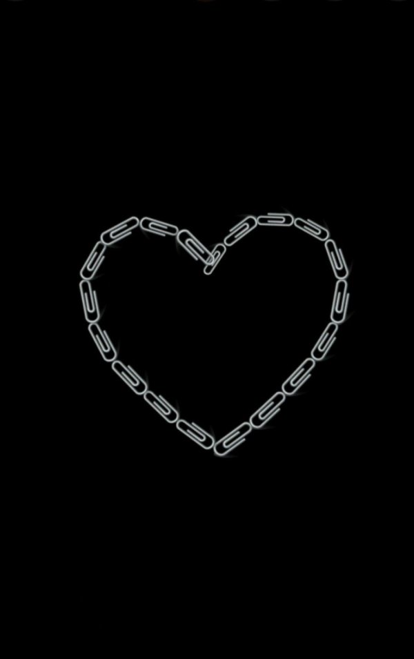 черный фон с сердечком посередине