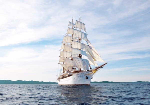 фрегат с парусами