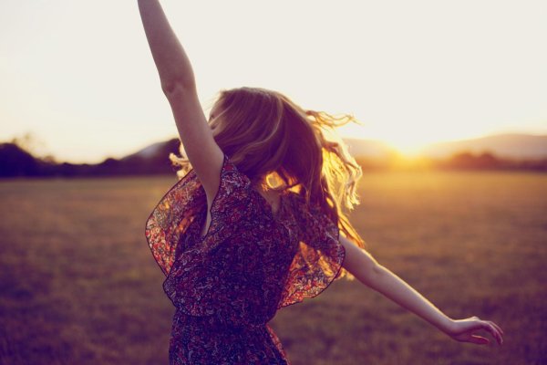 девушка счастлива