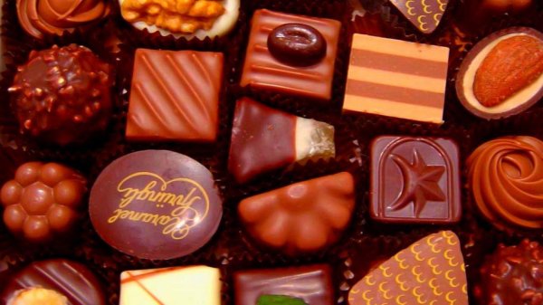 много шоколада