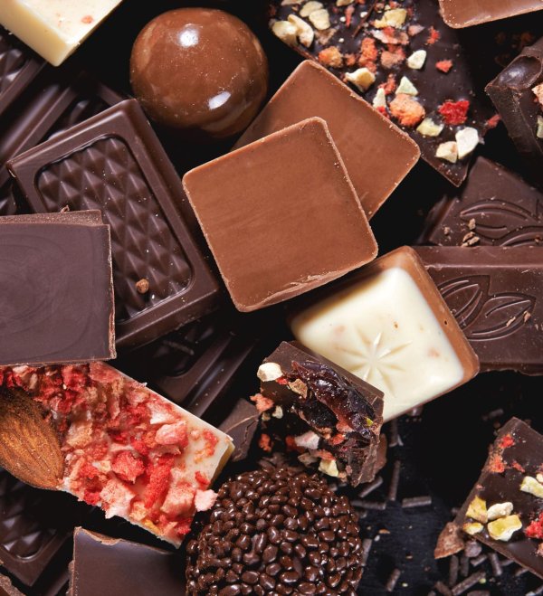 много шоколада