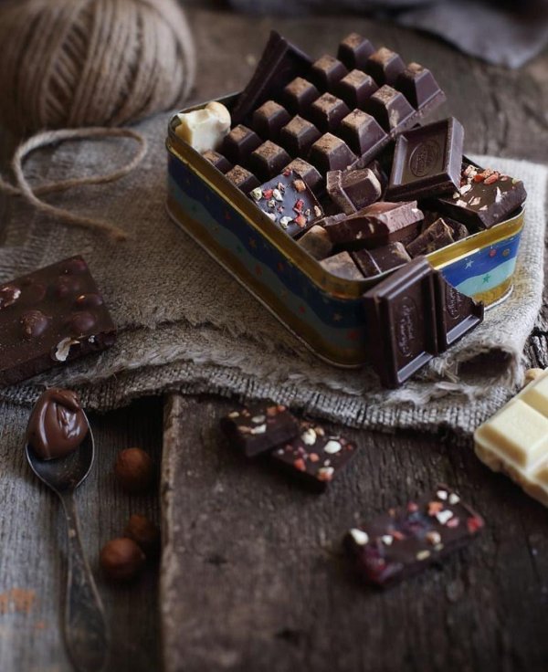 много шоколада